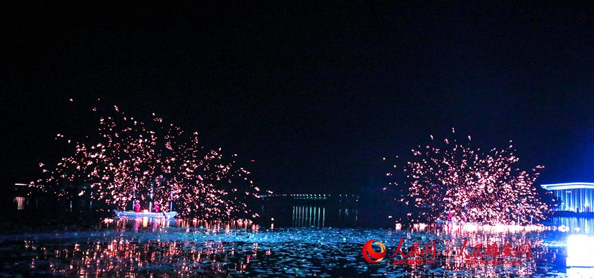 國家級非遺項目“打鐵花”綻放“雄安之夜”。人民雄安網 宋燁文攝