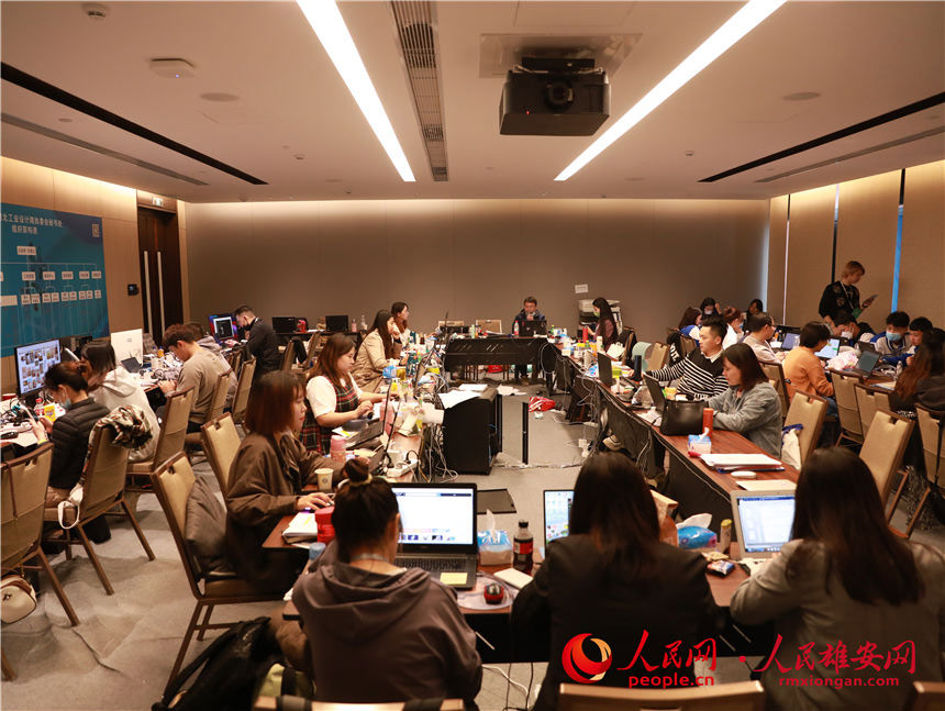 圖為第四屆河北國際工業設計周執委會秘書處，工作人員正在為開幕做最后的沖刺。人民網 李兆民攝
