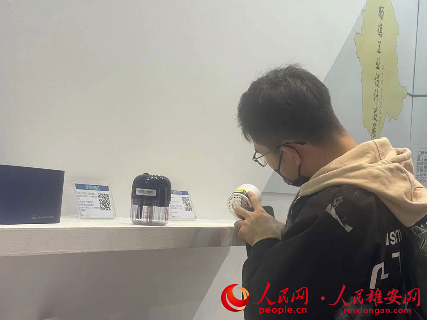 圖為第四屆河北國(guó)際工業(yè)設(shè)計(jì)周現(xiàn)場(chǎng)觀眾在觀看展品。人民網(wǎng) 施云娟攝