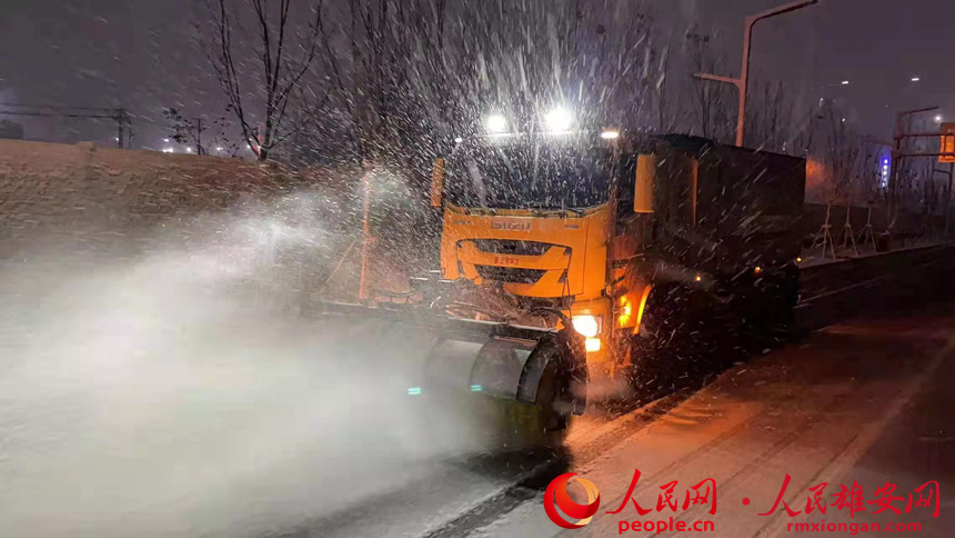為迎接今冬第一場降雪,雄安集團生態建設公司環衛運營團隊提前統籌,成立雨雪天氣應急領導小組,24小時值班輪守;組建巡查隊,降雪后第一時間對片區路況進行巡查清障;提前到位多功能除雪車、鏟車、掃車等不同型號機械設備20余臺隨時待命;準備固體融雪劑共計40余噸,并提前裝車10余噸,隨時上路;準備雪鏟、鐵鍬、掃把各200把;200余名環衛工人全部整裝待命。雄安集團生態建設公司供圖