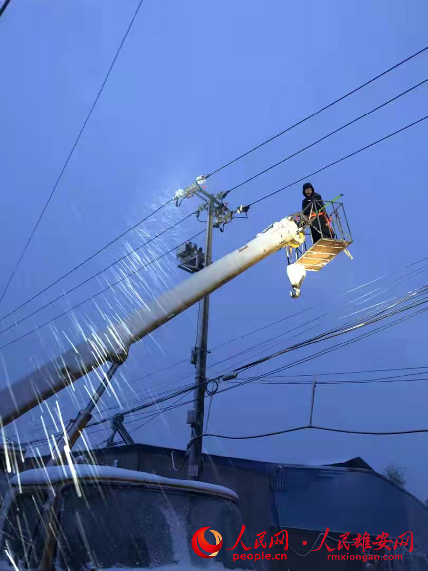 11月7日,國網雄安新區供電公司輸電專業班組對220kV容劇線、易劇線進行雪中特巡,觀察導線覆冰、舞動情況,保障新區電網安全穩定運行。國網雄安新區供電公司供圖