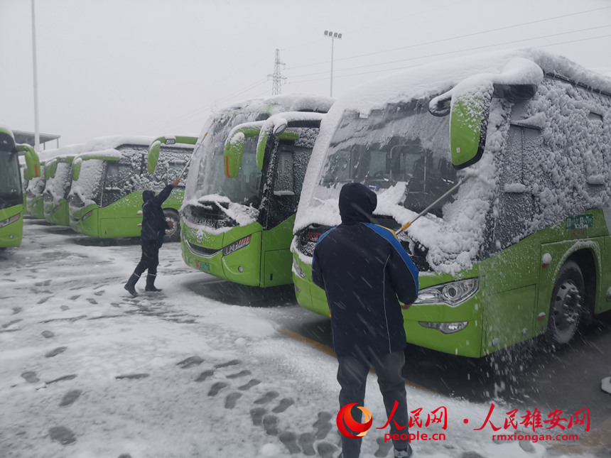 為確保2021年運營秩序,雄安集團公交運營團隊組織管理人員、駕駛人員于凌晨4:00到達容東片區,提前對各公交站臺停靠區域、車輛停車場、公交運營車輛進行除雪工作,對車輛狀況進行例檢。雄安集團基礎建設公司供圖