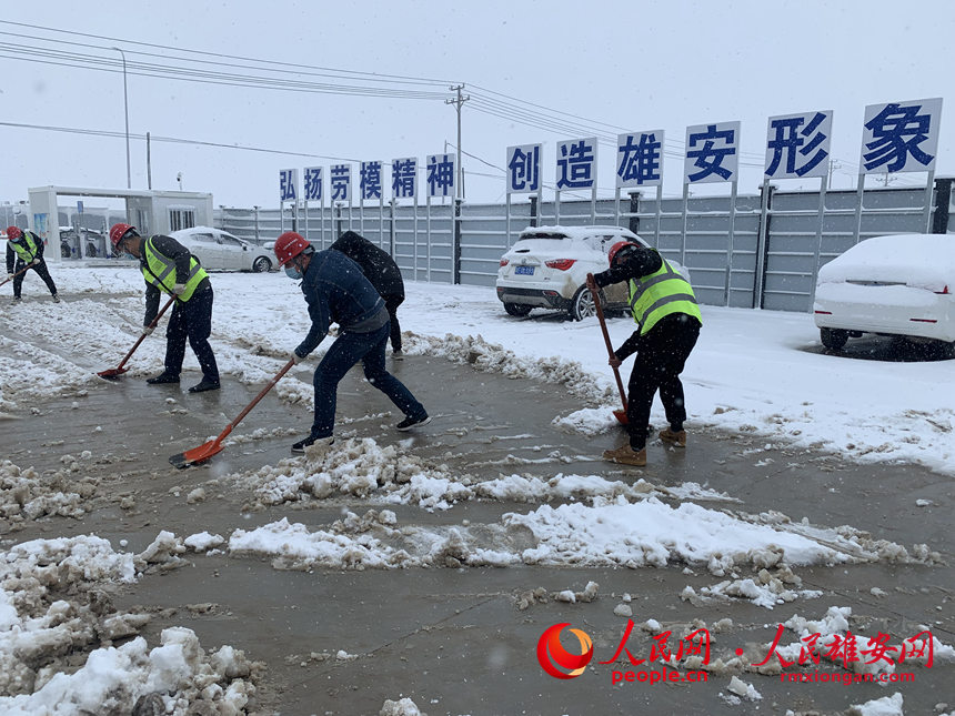 中國(guó)電建市政集團(tuán)啟動(dòng)區(qū)1210二標(biāo)項(xiàng)目聯(lián)合監(jiān)理單位組織黨團(tuán)員和群眾清掃“雄安新區(qū)第一雪”,保障道路暢通和大家出行安全。雄安集團(tuán)基礎(chǔ)建設(shè)公司供圖