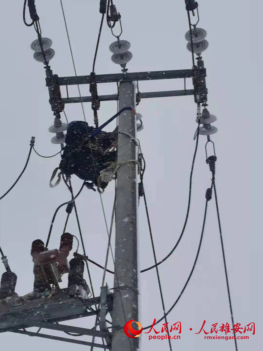 11月7日,國網雄安新區(qū)供電公司輸電專業(yè)班組對220kV容劇線、易劇線進行雪中特巡,觀察導線覆冰、舞動情況,保障新區(qū)電網安全穩(wěn)定運行。國網雄安新區(qū)供電公司供圖
