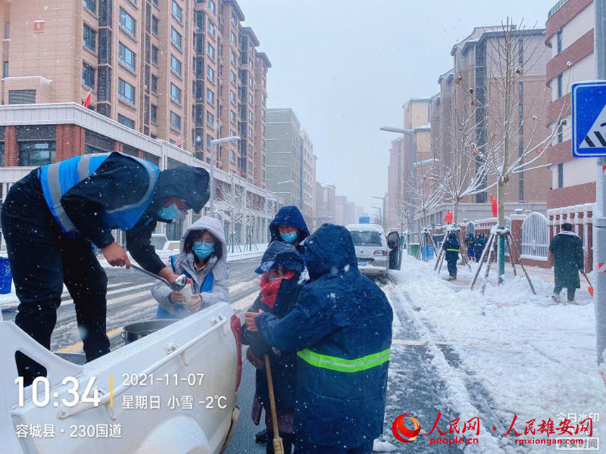 雄安集團(tuán)生態(tài)建設(shè)公司為清理積雪的環(huán)衛(wèi)工人送來(lái)姜湯,暖身更暖心。雄安集團(tuán)生態(tài)建設(shè)公司供圖