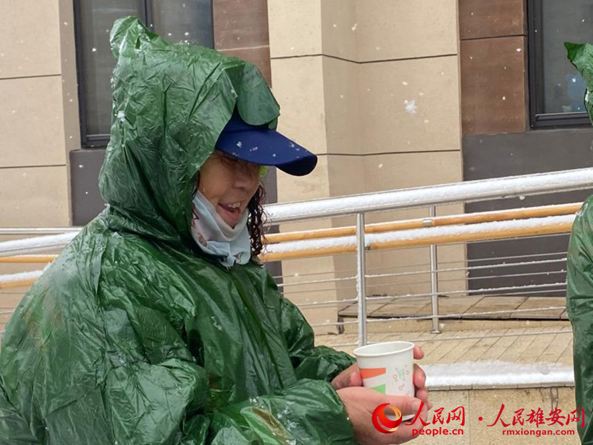 雄安集團(tuán)生態(tài)建設(shè)公司為清理積雪的環(huán)衛(wèi)工人送來姜湯,暖身更暖心。雄安集團(tuán)生態(tài)建設(shè)公司供圖
