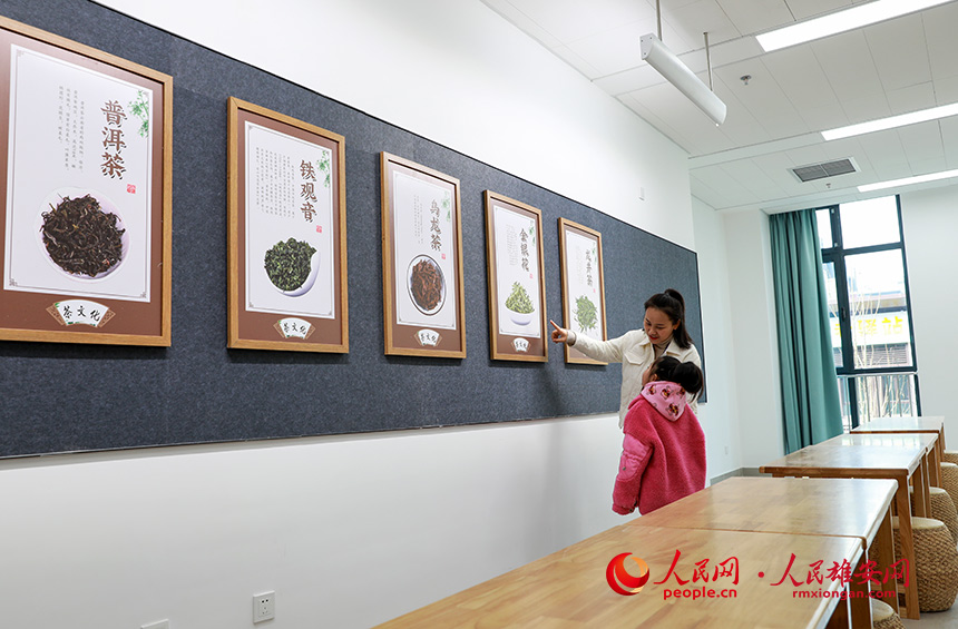 雄安容和德輝學(xué)校共設(shè)置了39間各具特色的功能教室,圖為王文芯正在參觀茶藝教室。人民網(wǎng) 宋燁文攝