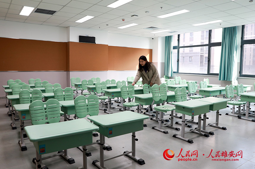 雄安容和樂民小學共設置36個教學班,每個班不超過35人,可容納1260名學生就讀。圖為學校教室,學生桌椅的高度均可調節。人民網 宋燁文攝
