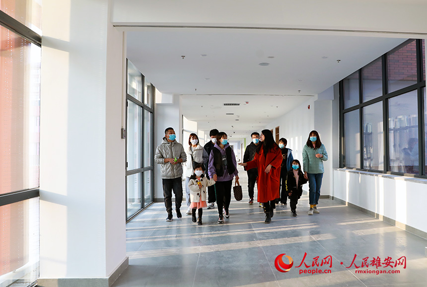 正在雄安容和樂(lè)民小學(xué)參觀的學(xué)生及家長(zhǎng)。人民網(wǎng) 宋燁文攝