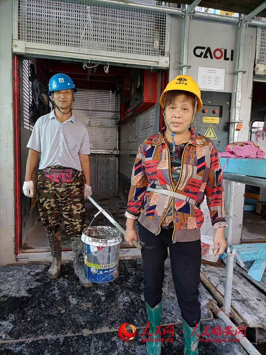 重慶墊江的邱建云、吳建榮夫婦二人,2019年來到雄安雄東片區建設工地工作。兩人是磚瓦工,在雄安建設工地上,經常加班,分外辛苦。但他們表示,建設雄安是“千年大計”,苦點累點不算什么,雖苦猶榮。