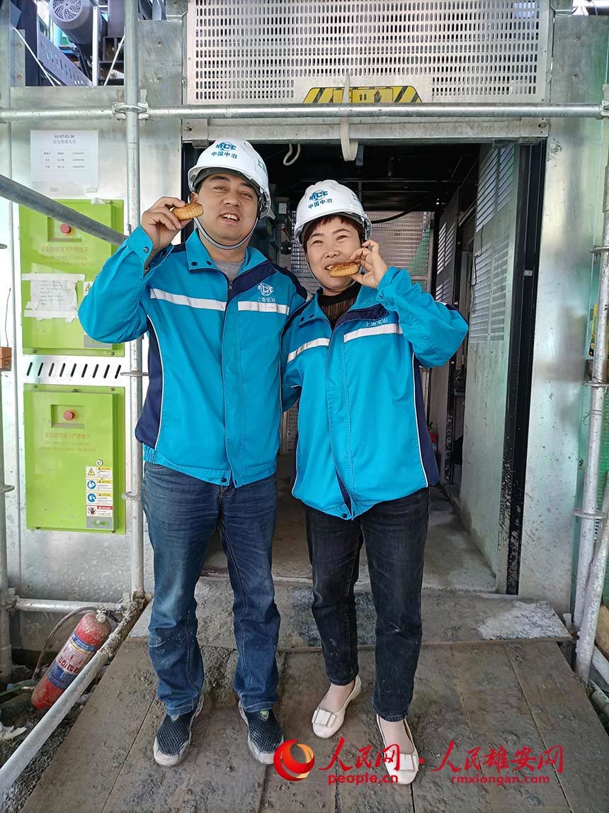 來自河南平頂山的董振武、張素清夫婦是電梯司機(jī),從去年正月初七回到工作崗位,一直沒有回家。中秋節(jié),二人拿著月餅,開心地說,能夠親身參與雄安建設(shè),非常自豪,不管在什么崗位,都會(huì)努力工作,多掙點(diǎn)錢,年前早點(diǎn)回家陪陪老人和孩子。