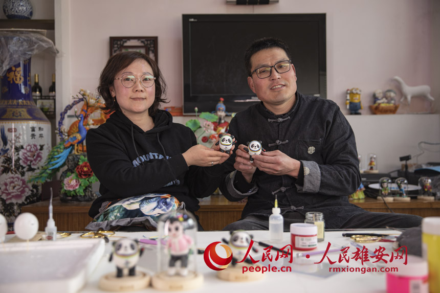圖為侯京政、于紅杰夫妻展示剛剛制作完成的面塑“冰墩墩”。李康樂攝