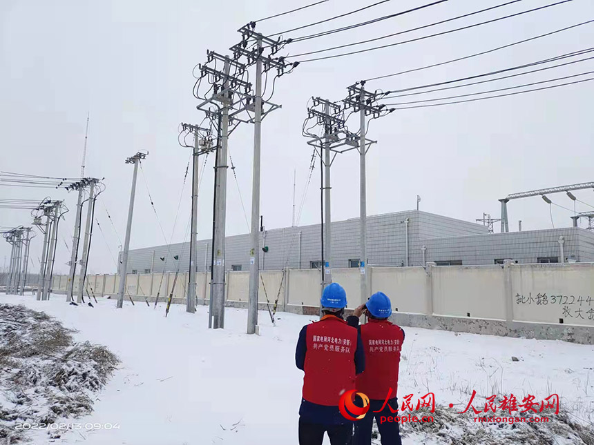 國網(wǎng)雄安新區(qū)供電公司運檢中心大雪中對變電站及“三跨”線路開展紅外測溫、環(huán)流檢測及無人機巡視。國網(wǎng)雄安新區(qū)供電公司供圖