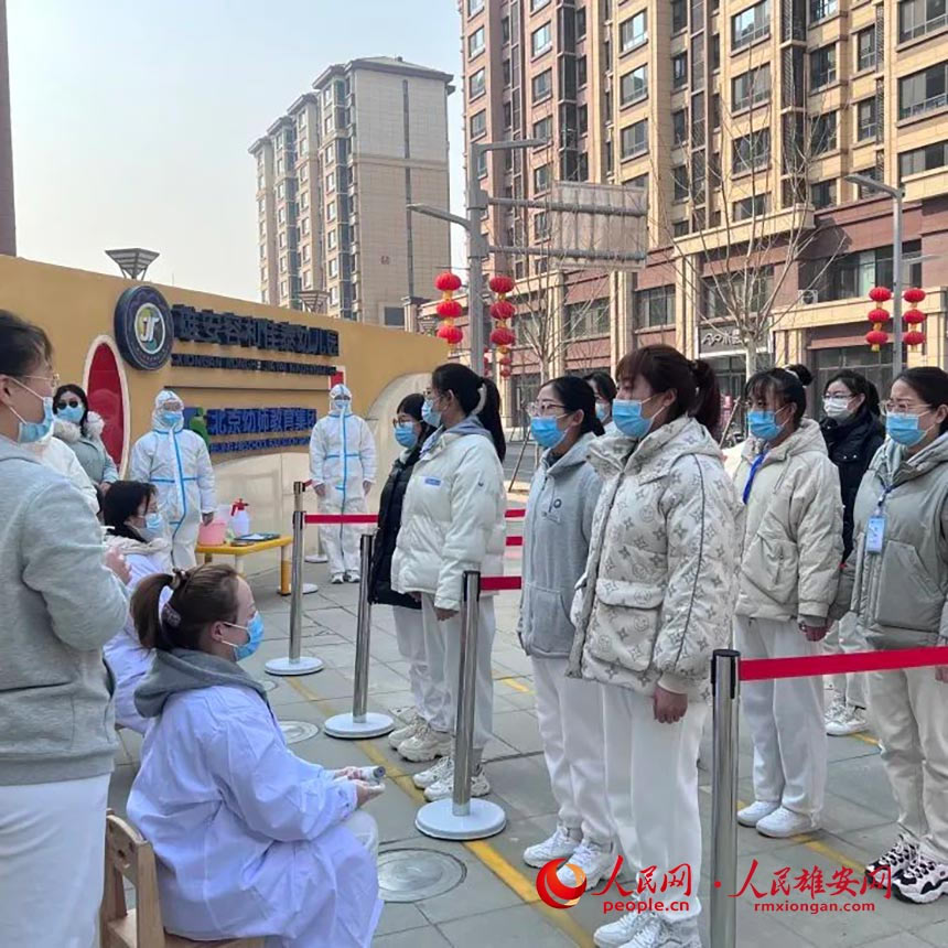 圖為雄安容和佳泰幼兒園新學(xué)期開園頭天,校方正組織老師進(jìn)行新學(xué)期入學(xué)演練。雄安容和佳泰幼兒園供圖