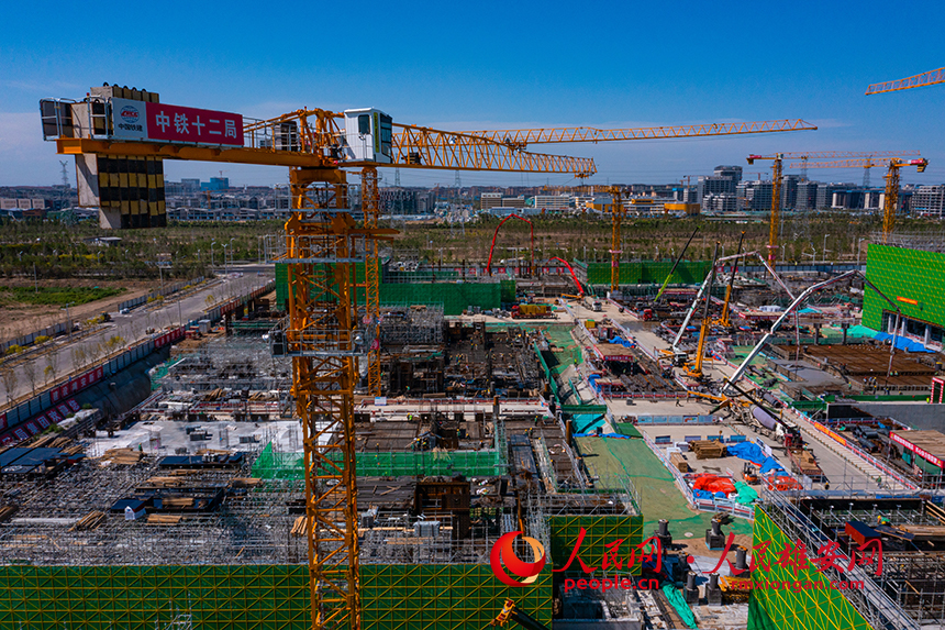 雄安啟動(dòng)區(qū)雄安創(chuàng)新研究院科技園區(qū)項(xiàng)目建設(shè)現(xiàn)場(chǎng)。人民網(wǎng) 李兆民攝