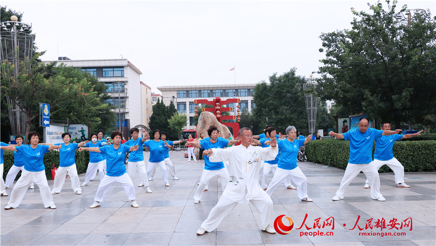 容城群眾在小區(qū)旁廣場打太極拳。齊鑫攝