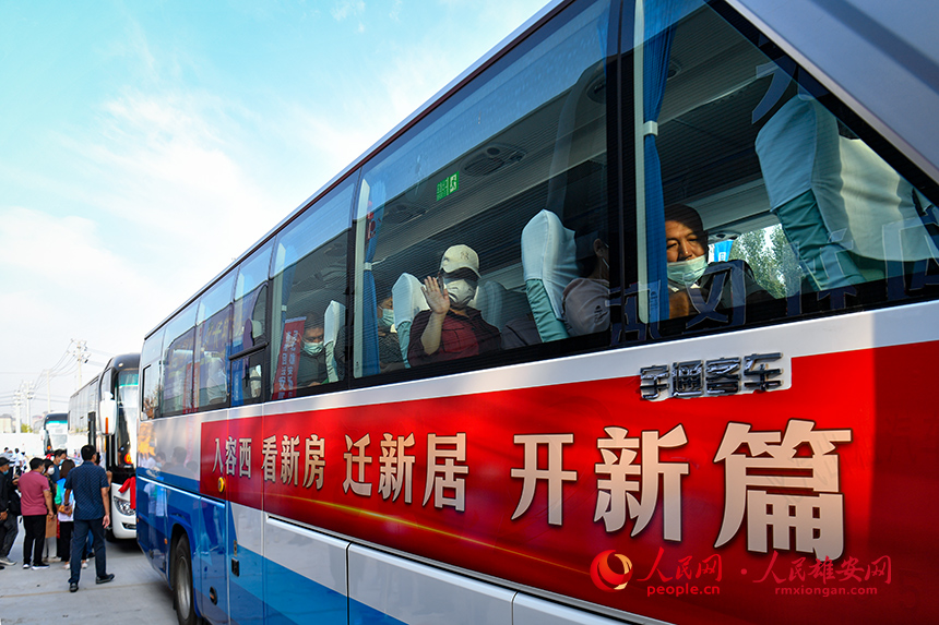 回遷群眾統一乘坐驗房專車前往交付網點。人民網 宋燁文攝