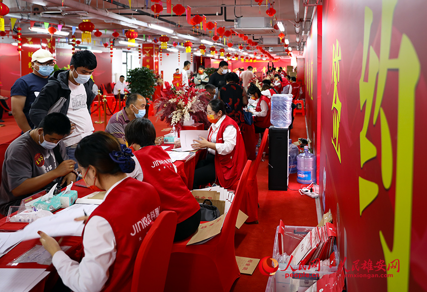 容西片區C3標段清泉社區第三交付網點交付現場。人民網?宋燁文攝