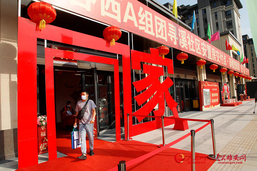 回遷群眾在驗房點辦完手續后將前往新房進行實地驗房。胡忠攝