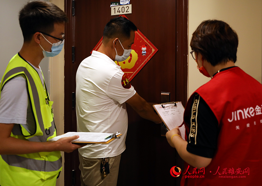 回遷群眾在驗房師的陪同下打開新家大門。人民網?宋燁文攝