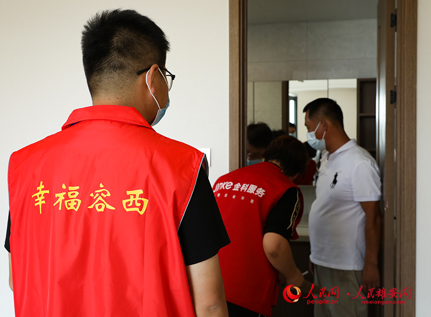 居民在工作人員的陪同下進行驗房。人民網?宋燁文攝