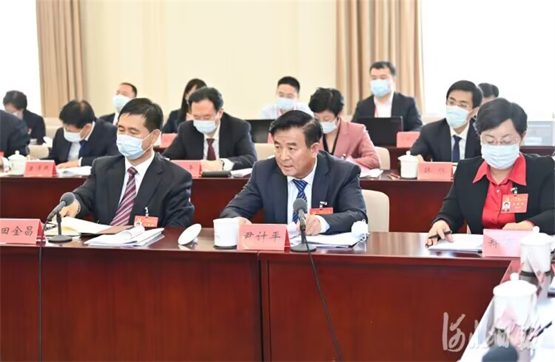 10月17日，河北省代表團(tuán)舉行分組會(huì)議，繼續(xù)討論黨的二十大報(bào)告。這是尹計(jì)平代表在討論中發(fā)言。河北日?qǐng)?bào)記者趙海江攝