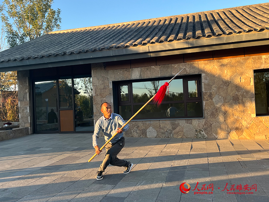 悅?cè)莨珗@內(nèi)游客在鍛煉身體。人民網(wǎng)?楊華龍攝