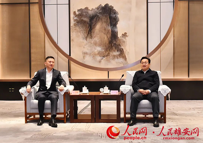 張國(guó)華與國(guó)泰君安黨委書記、董事長(zhǎng)賀青一行舉行工作座談。劉向陽(yáng)攝