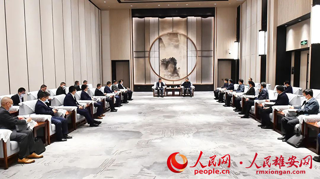 張國(guó)華與國(guó)泰君安黨委書記、董事長(zhǎng)賀青一行舉行工作座談。劉向陽(yáng)攝