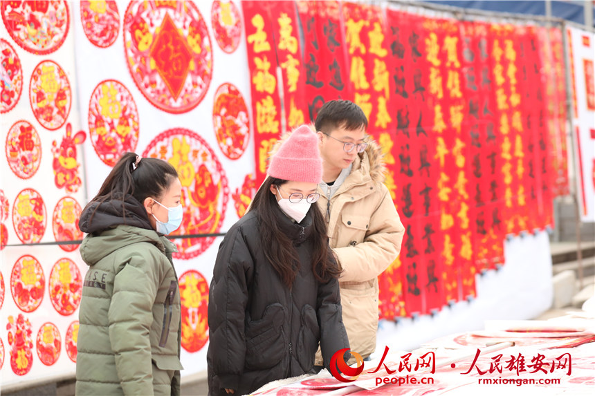 圖為雄安新區(qū)集市上，居民正在買春聯(lián)。人民網(wǎng) 楊華龍攝