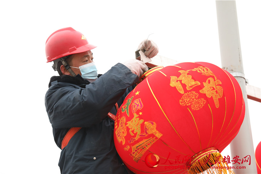 圖為工人正在掛燈籠。人民網 楊華龍攝