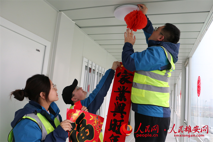 圖為建設者們正在掛燈籠。中建三局集團北京有限公司供圖