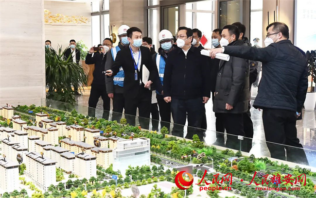 張國華調(diào)研容東片區(qū)市場化住宅項(xiàng)目和社區(qū)公服設(shè)施情況。劉向陽攝