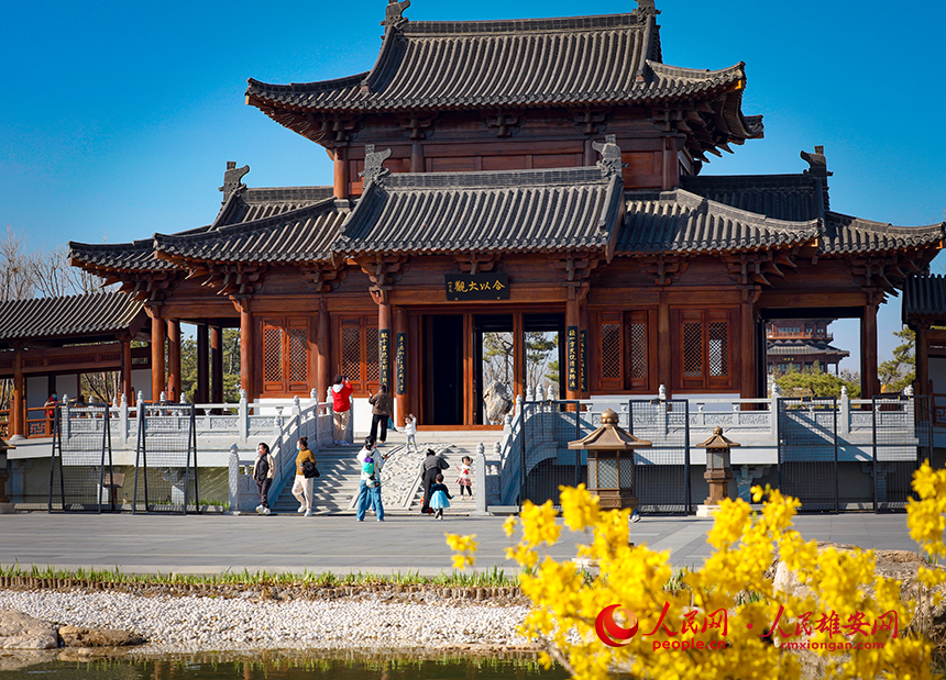 雄安悅容公園一角，不少家長帶著孩子前來游玩。人民網?宋燁文攝