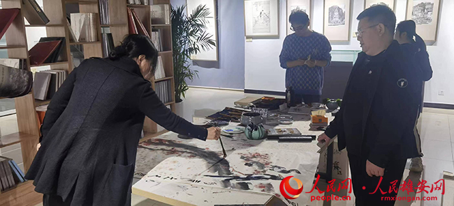 中國(guó)美術(shù)家協(xié)會(huì)會(huì)員，中國(guó)女畫家協(xié)會(huì)副秘書長(zhǎng)曾迎春女士現(xiàn)場(chǎng)創(chuàng)作。2650