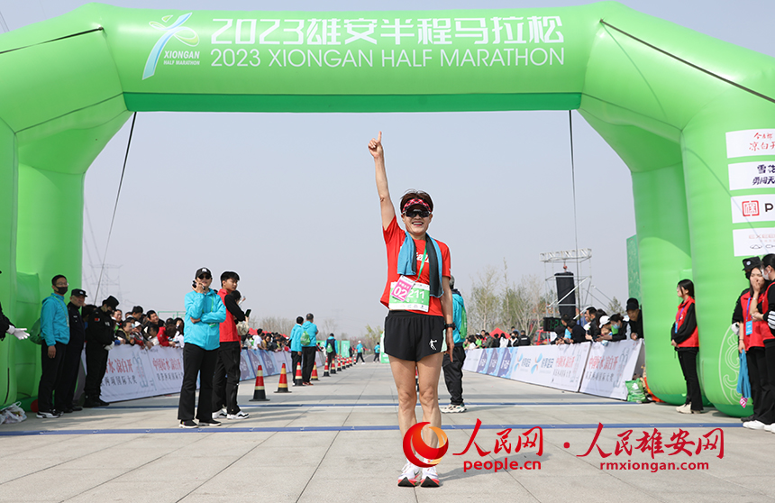 2023雄安半程馬拉松現(xiàn)場，選手跑完賽程后慶祝。人民網(wǎng) 李兆民攝