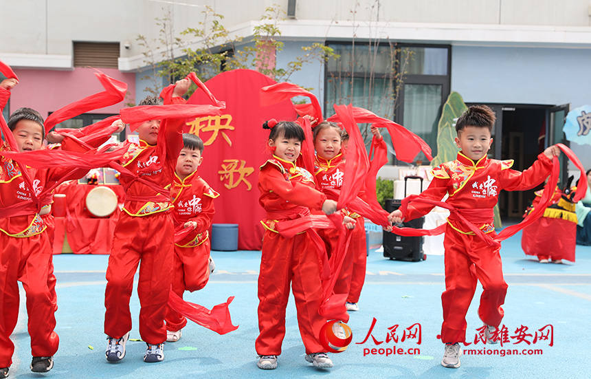 5月31日，雄安容和樂安幼兒園舉辦傳統文化游園活動?；顒友埩诵郯伯數胤沁z文化傳承人走進幼兒園，與孩子和家長交流互動。通過現場接觸非遺項目，讓孩子們零距離認識非遺、熟悉非遺，感受非遺之美。人民網 李兆民攝