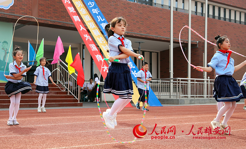 5月31日,雄安容和樂(lè)民小學(xué)“六一”兒童節(jié)文藝匯演現(xiàn)場(chǎng)。人民網(wǎng)記者 宋燁文攝