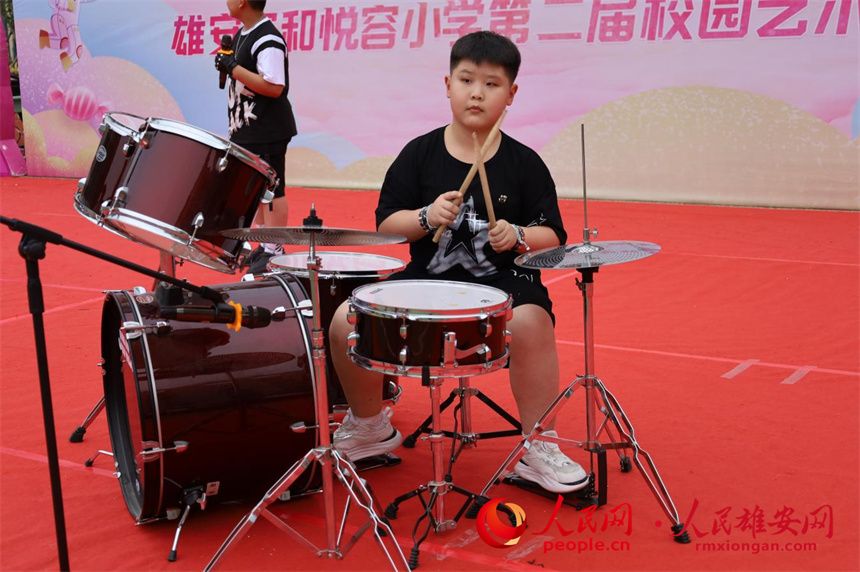 圖為學生進行文藝匯演。雄安容和悅?cè)菪W供圖