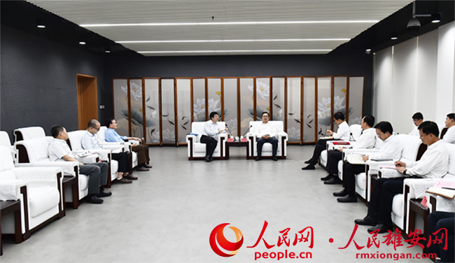 張國華與屠呦呦科研創(chuàng)新團(tuán)隊(duì)一行舉行工作座談。劉向陽攝
