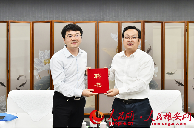 張國華為王繼剛頒發(fā)雄安新區(qū)特聘專家證書。劉向陽攝