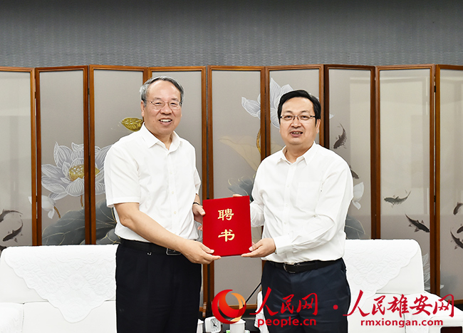 張國華為雒建斌頒發雄安新區特聘專家證書。劉向陽攝