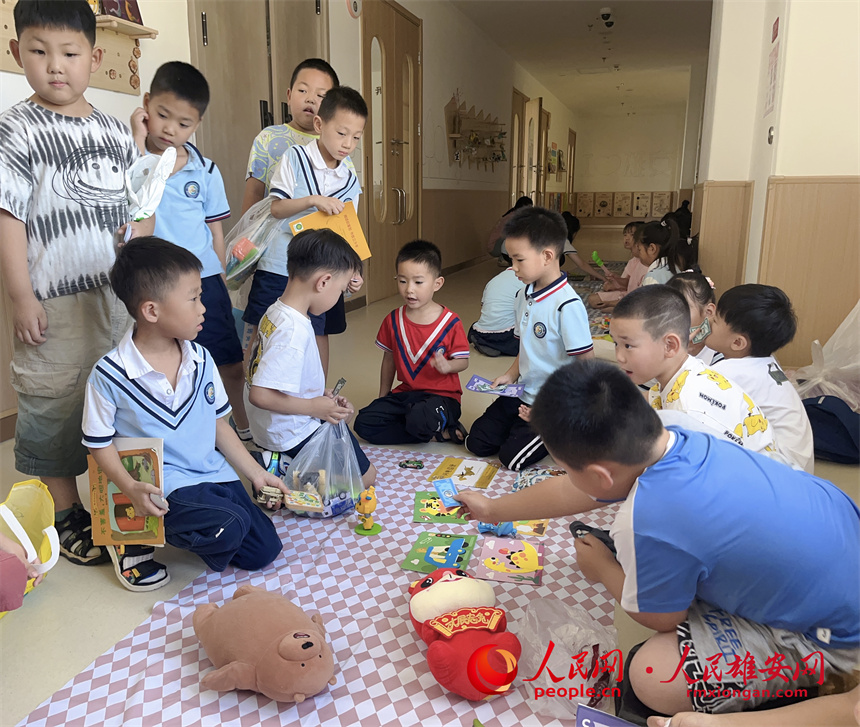 圖為“集市行樂”活動中，學生用“悅容幣”進行交易。雄安容和悅容幼兒園供圖