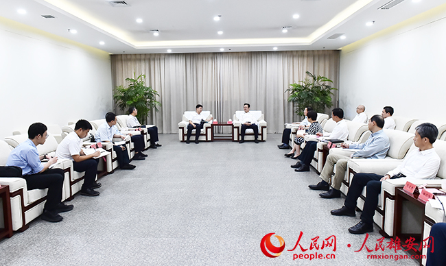 張國(guó)華與國(guó)務(wù)院辦公廳電子政務(wù)辦主任陳宏曲一行舉行工作座談。劉向陽(yáng)攝