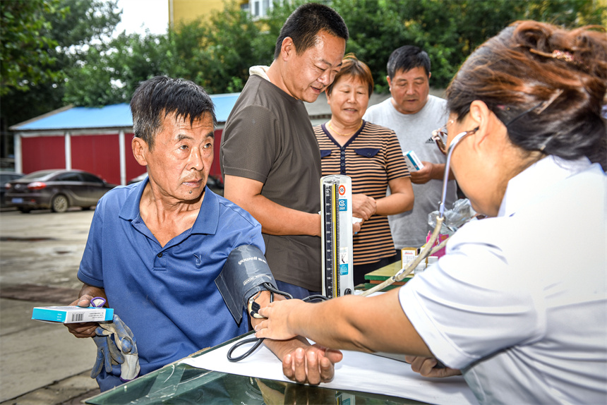 2023年8月27日，涿州市碼頭中心衛生院巡回醫療隊，在為向三村民體檢身體并免費發放常規藥。劉永興 攝 (2)