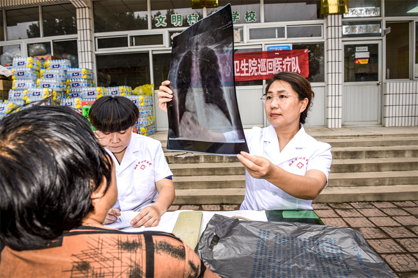 2023年8月27日，涿州市碼頭中心衛生院巡回醫療隊，在為向三村民體檢身體并免費發放常規藥。劉永興 攝