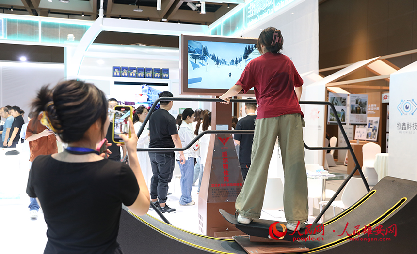 2023河北國際工業(yè)設(shè)計周工業(yè)設(shè)計創(chuàng)新成果展現(xiàn)場,前來觀展的公眾正在現(xiàn)場互動。人民網(wǎng) 李兆民攝