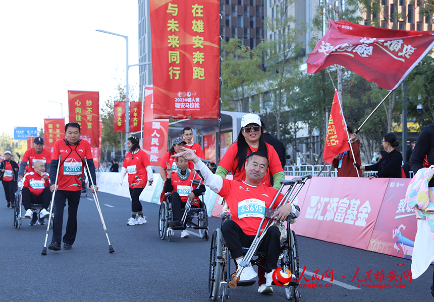 2023雄安馬拉松現(xiàn)場參加“夢想一公里”的殘障跑者。人民網(wǎng)記者 李兆民攝
