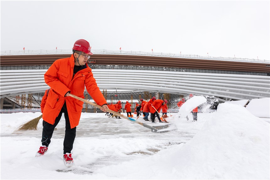 雄安體育中心項(xiàng)目組織建設(shè)者開(kāi)展清雪除冰工作。北京城建供圖