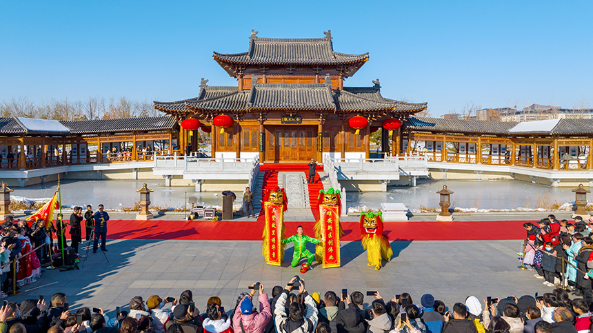 “雄安歲節(jié)，國(guó)風(fēng)悅?cè)荨睗h服園游會(huì)活動(dòng)的舞獅表演。齊鑫攝
